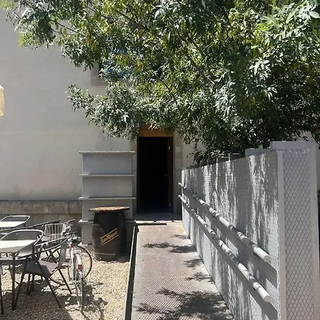 & Cafeteria Via De La Plata Hostel *