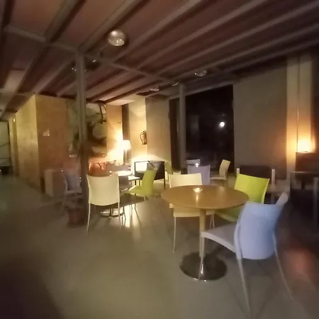 بيت شباب & Cafeteria Via De La Plata *