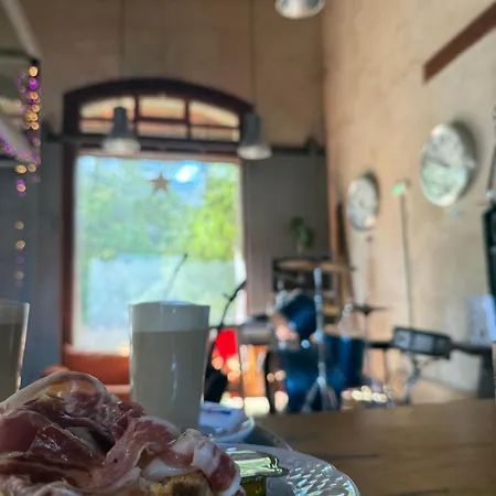 & Cafeteria Via De La Plata