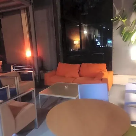& Cafeteria Via De La Plata Hostel